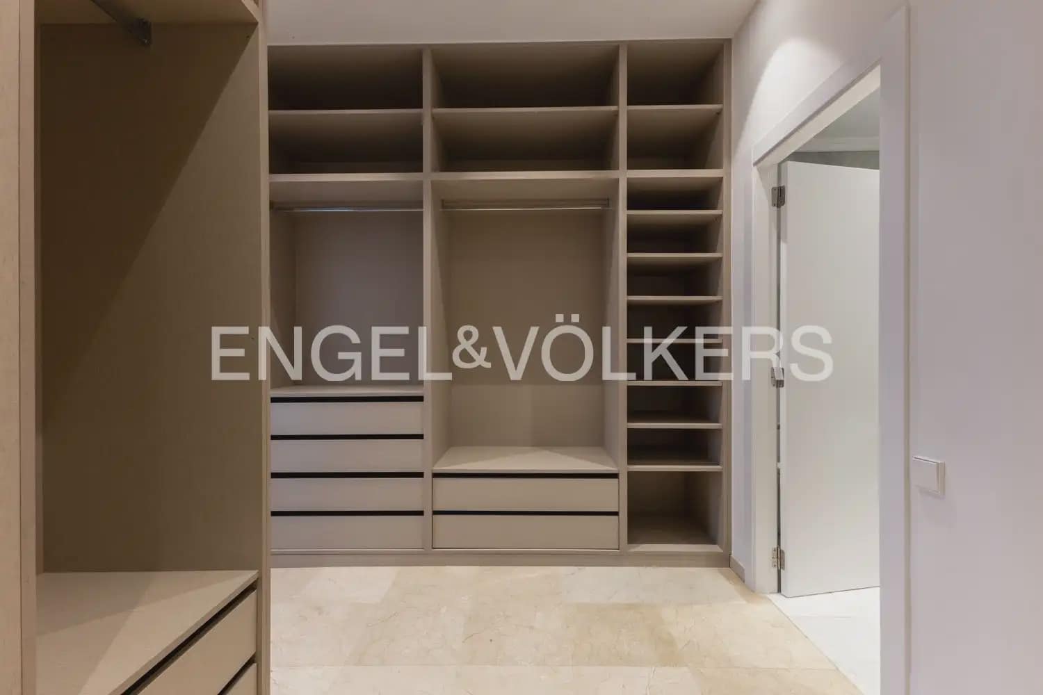 4 sovrum Lägenhet att hyra i Valencia stad med garage - 3 500 € (Ref: 9919045)