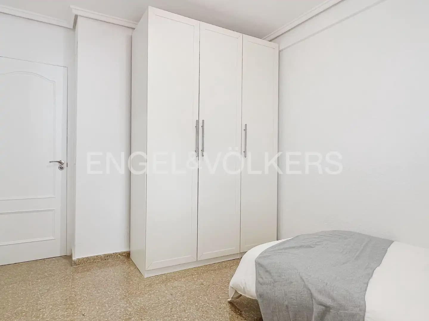 4 bedroom Flat for rent in Valencia city - € 1,800 (Ref: 9919046)