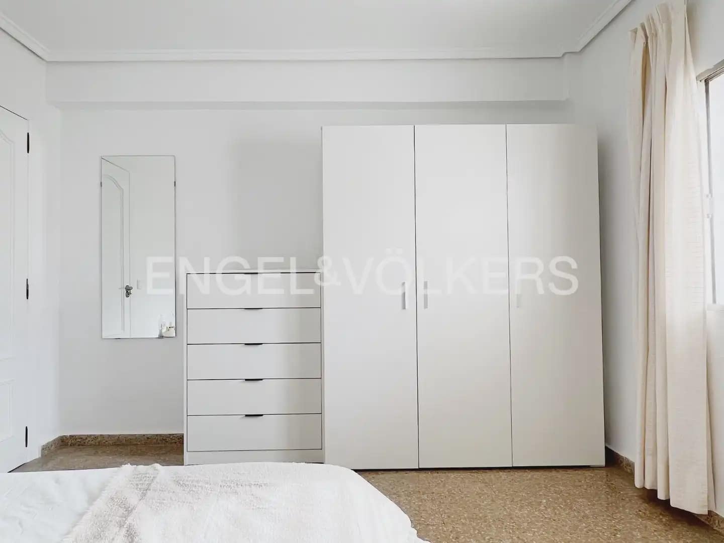 4 bedroom Flat for rent in Valencia city - € 1,800 (Ref: 9919046)