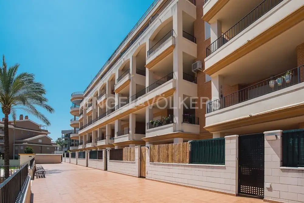 2 slaapkamer Flat te huur in Canet d'En Berenguer met zwembad garage - € 850 (Ref: 9919047)
