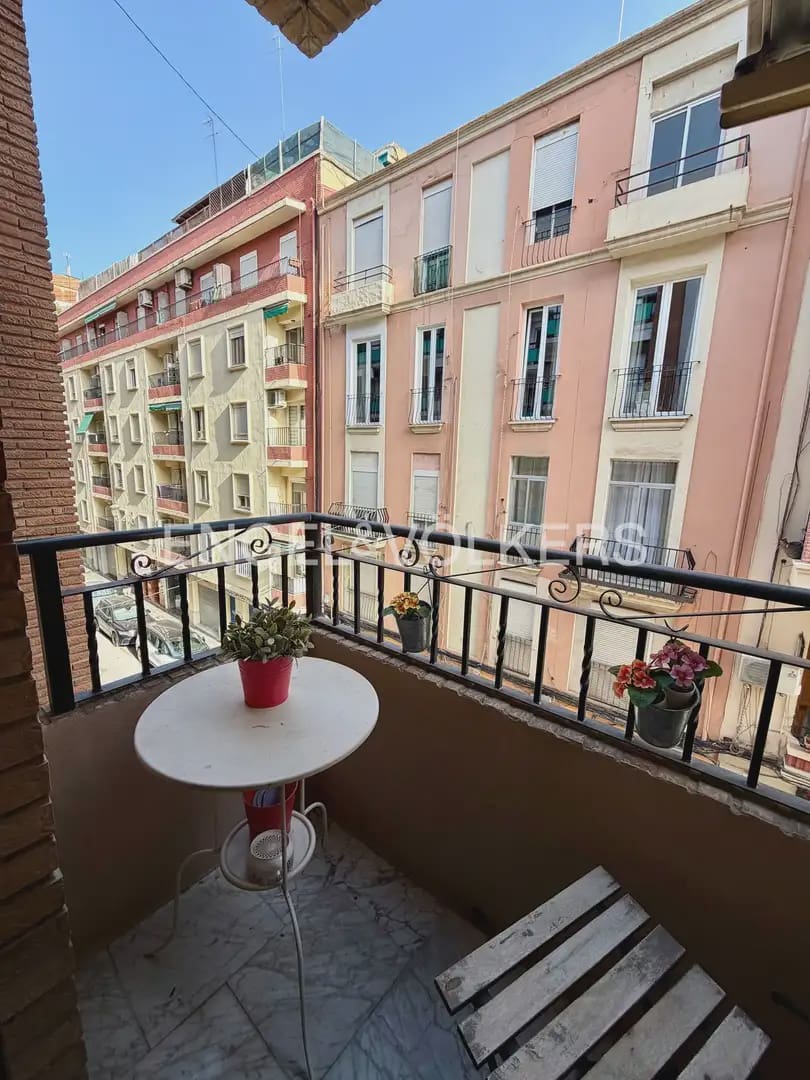 4 sovrum Lägenhet att hyra i Valencia stad - 1 500 € (Ref: 9919049)