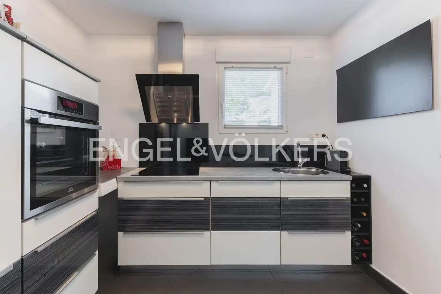 5 bedroom Villa for sale in Orba with pool garage - € 1,195,000 (Ref: 9920876)