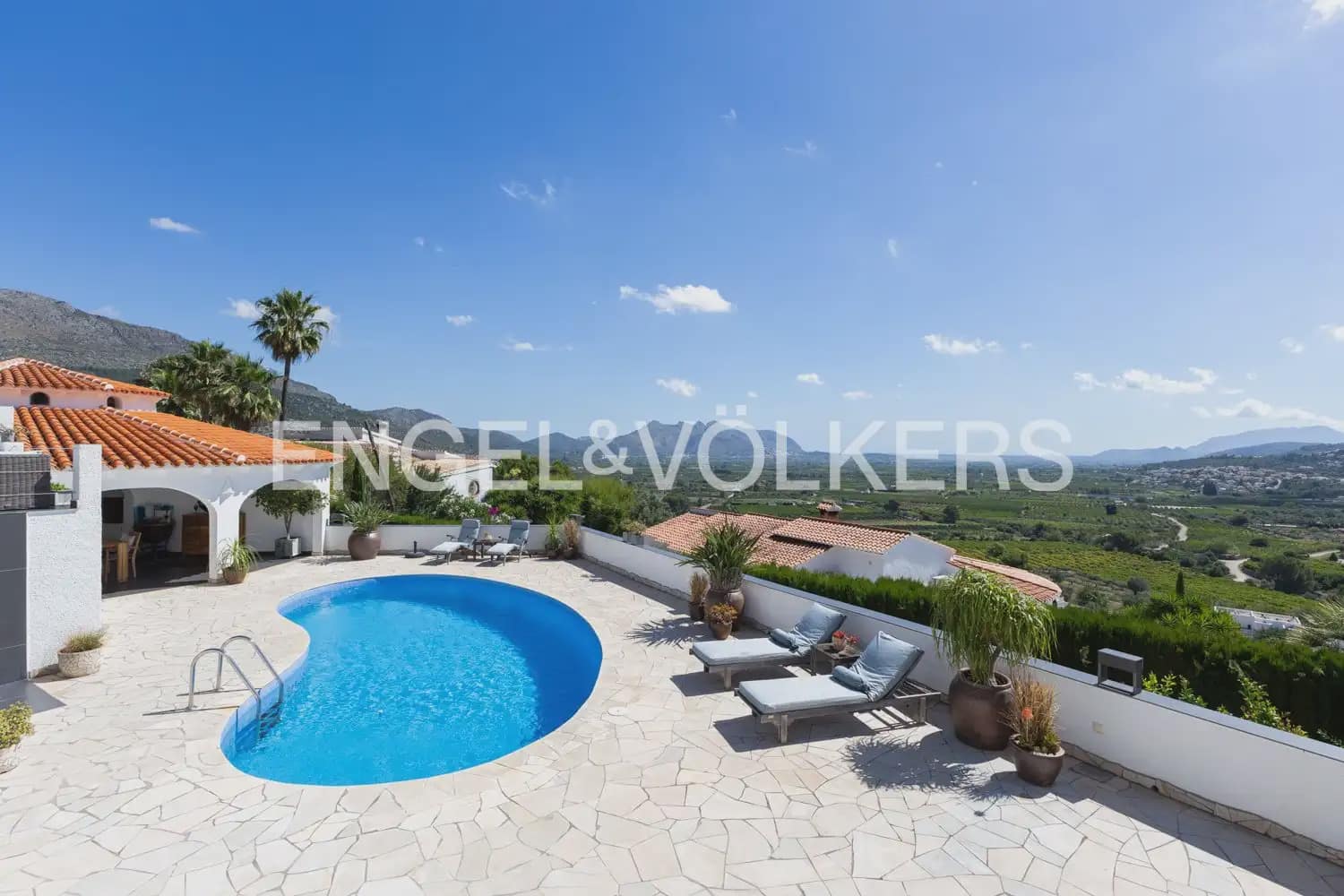 5 bedroom Villa for sale in Orba with pool garage - € 1,195,000 (Ref: 9920876)