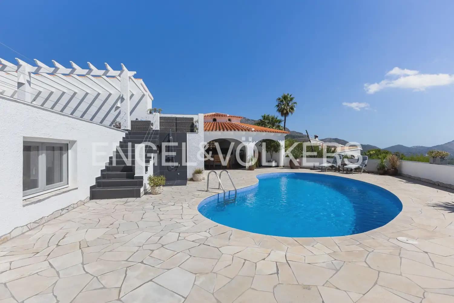 5 bedroom Villa for sale in Orba with pool garage - € 1,195,000 (Ref: 9920876)