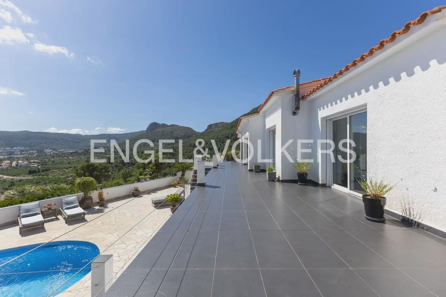 5 bedroom Villa for sale in Orba with pool garage - € 1,195,000 (Ref: 9920876)