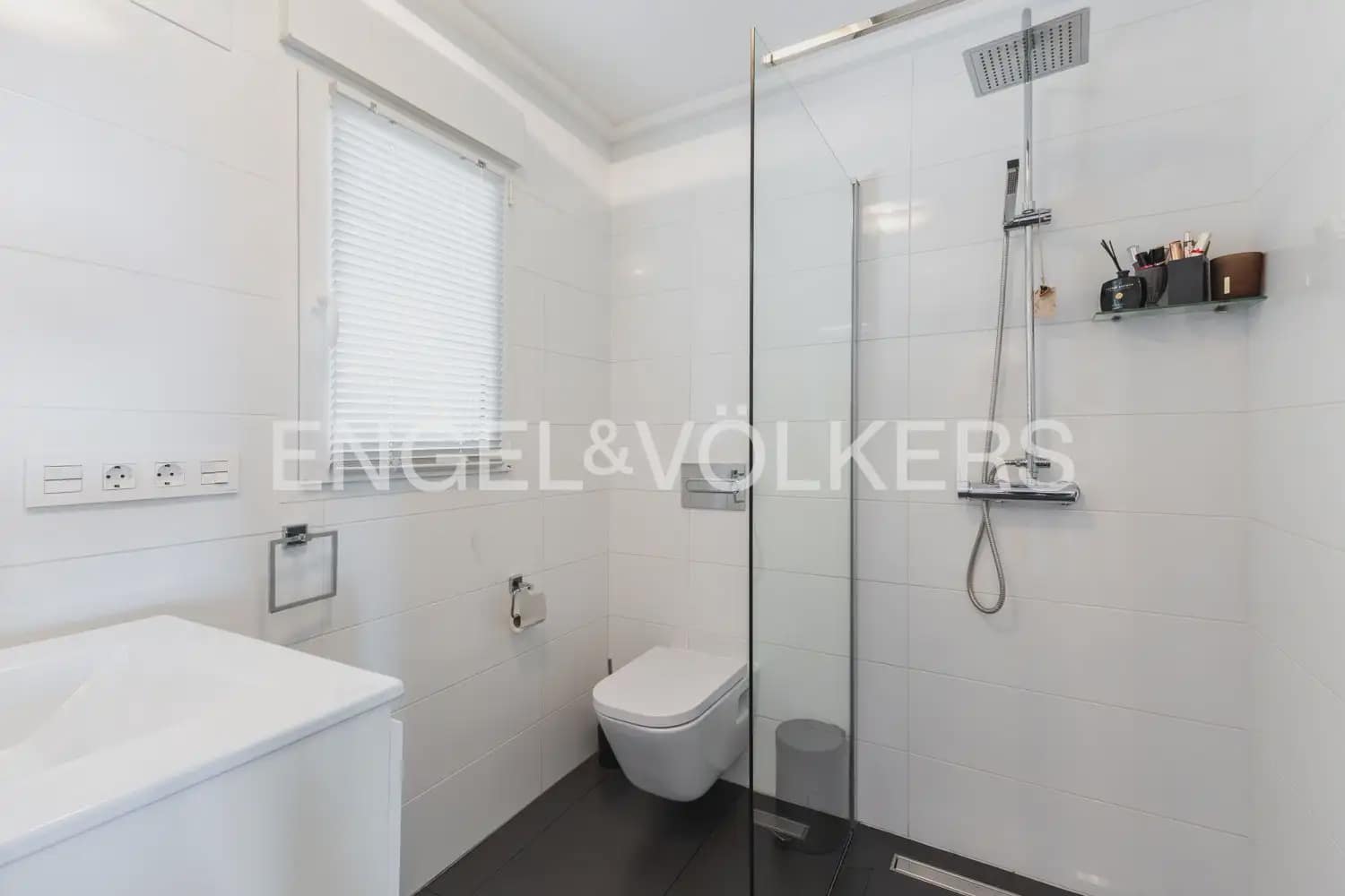 5 bedroom Villa for sale in Orba with pool garage - € 1,195,000 (Ref: 9920876)