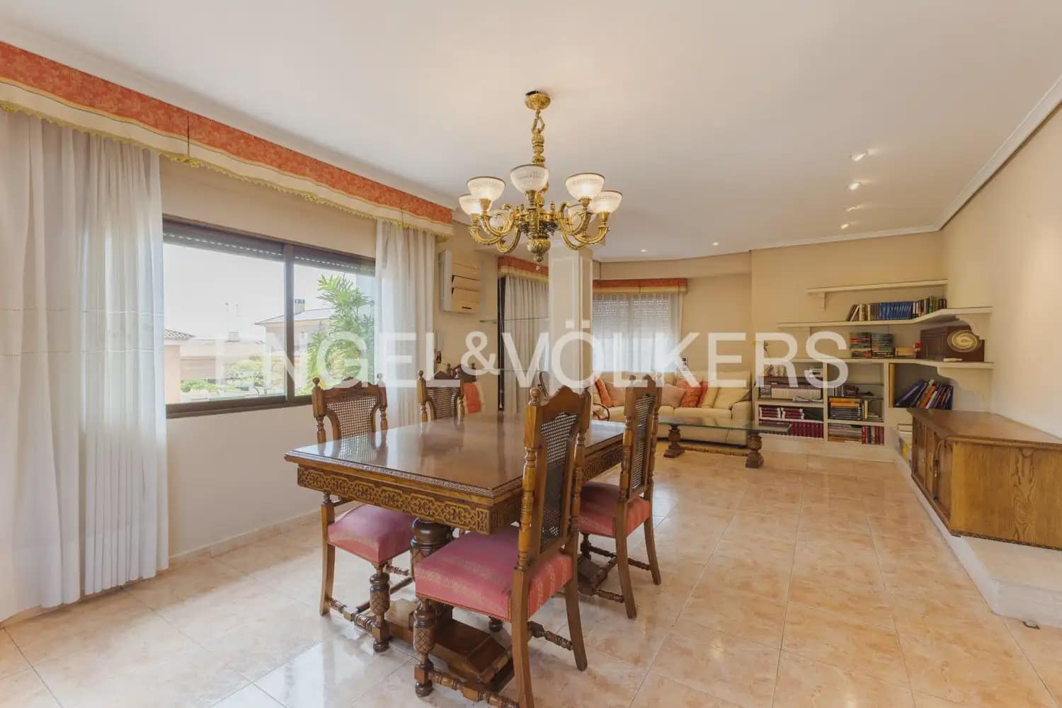 6 bedroom Villa for sale in Torrent with garage - € 720,000 (Ref: 9921338)