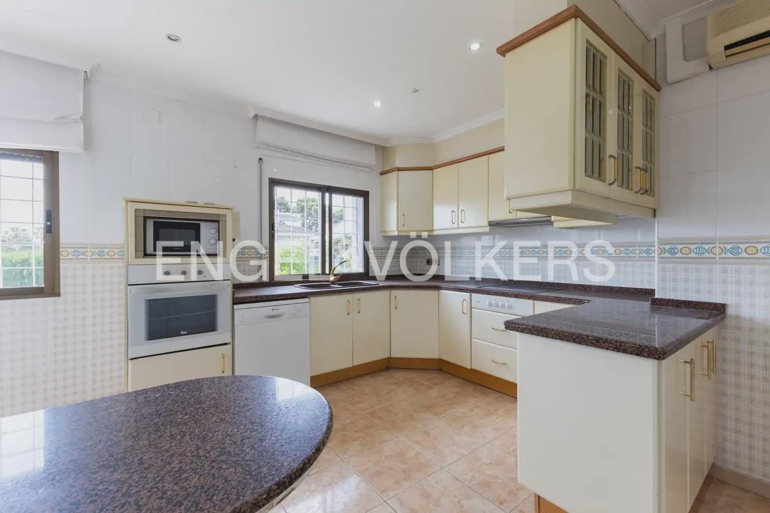 6 bedroom Villa for sale in Torrent with garage - € 720,000 (Ref: 9921338)