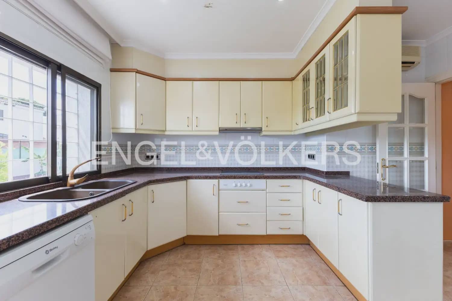 6 bedroom Villa for sale in Torrent with garage - € 720,000 (Ref: 9921338)