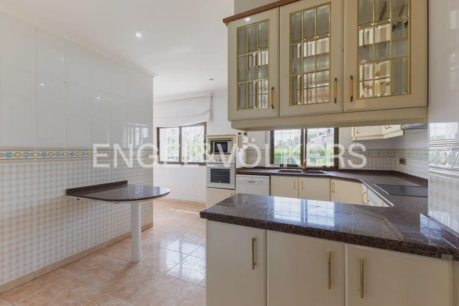 6 bedroom Villa for sale in Torrent with garage - € 720,000 (Ref: 9921338)