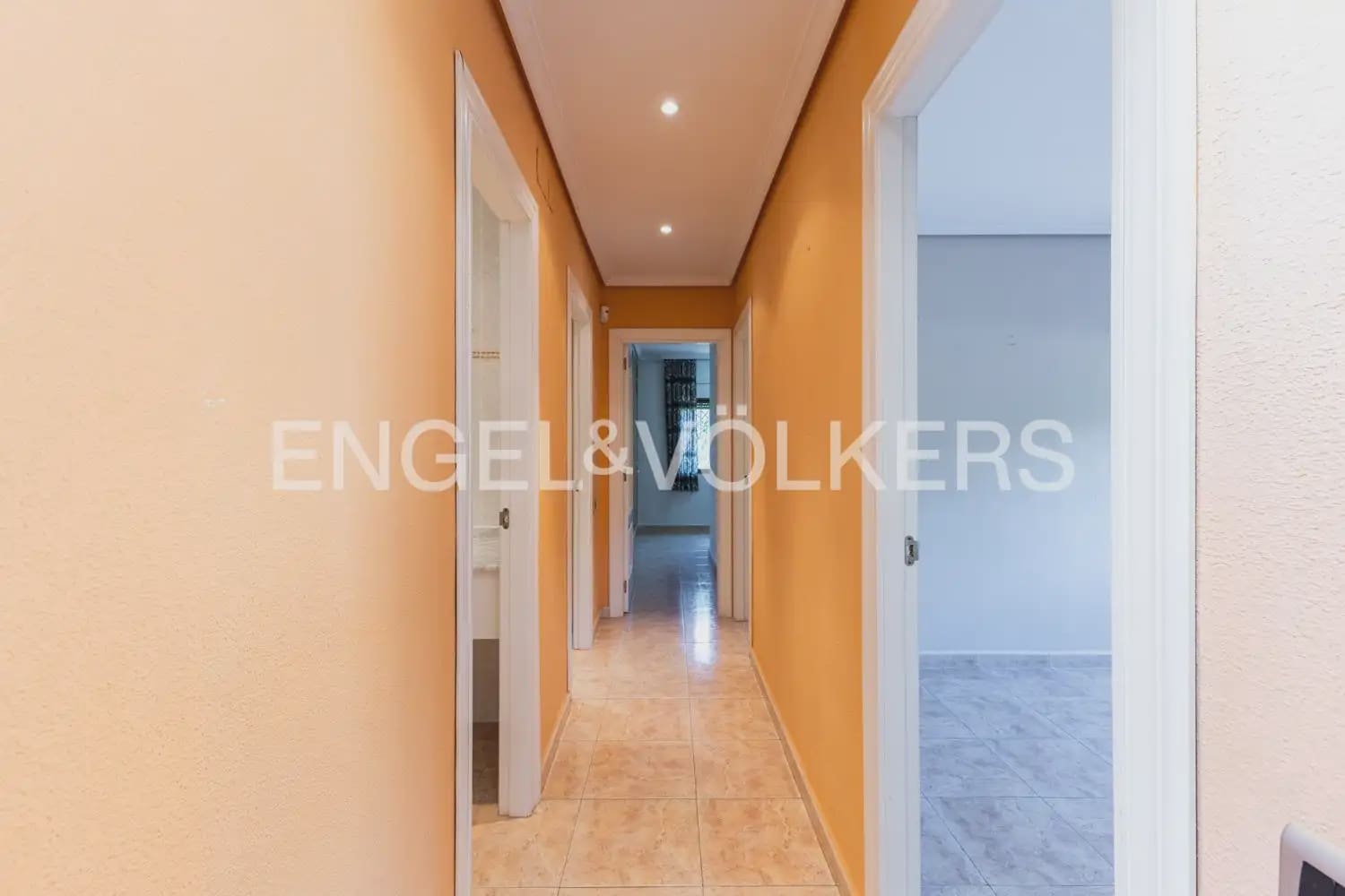 6 bedroom Villa for sale in Torrent with garage - € 720,000 (Ref: 9921338)