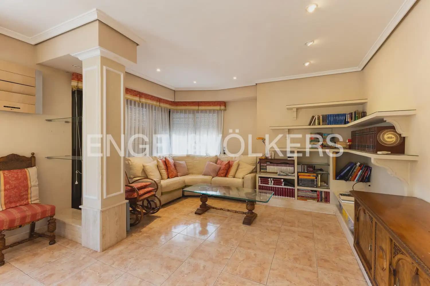 6 bedroom Villa for sale in Torrent with garage - € 720,000 (Ref: 9921338)