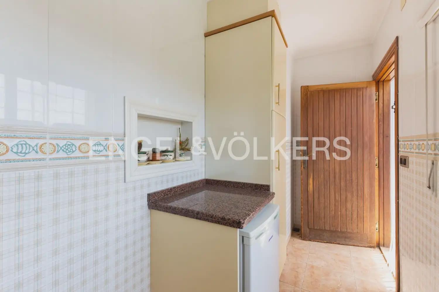 6 bedroom Villa for sale in Torrent with garage - € 720,000 (Ref: 9921338)