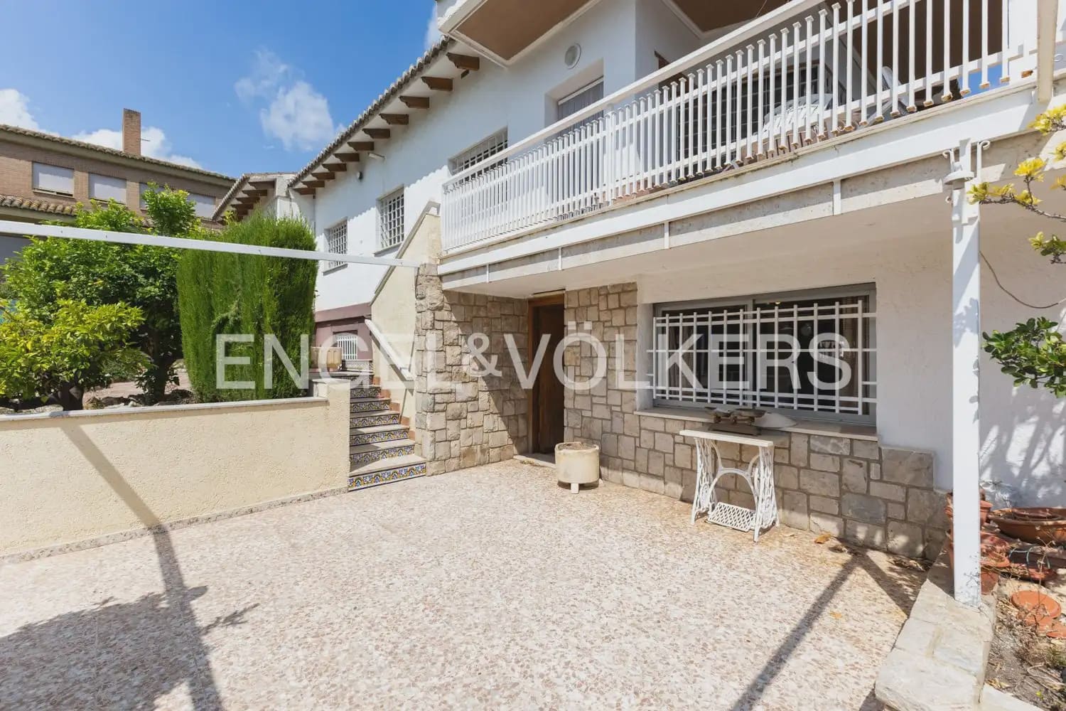 6 bedroom Villa for sale in Torrent with garage - € 720,000 (Ref: 9921338)