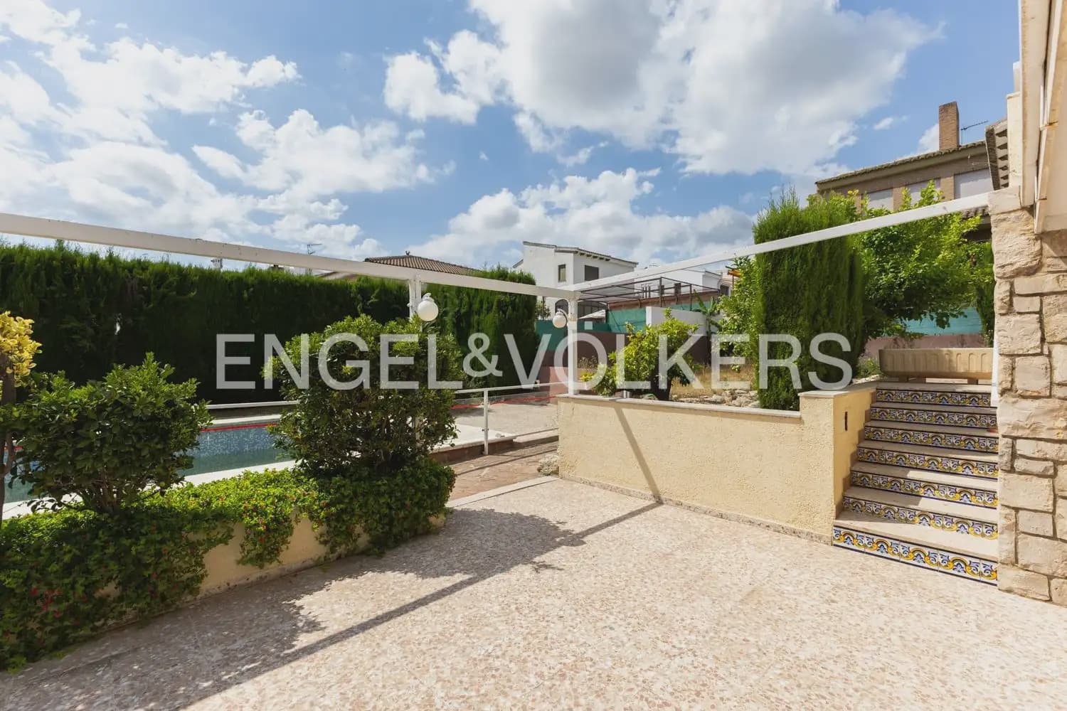 6 bedroom Villa for sale in Torrent with garage - € 720,000 (Ref: 9921338)