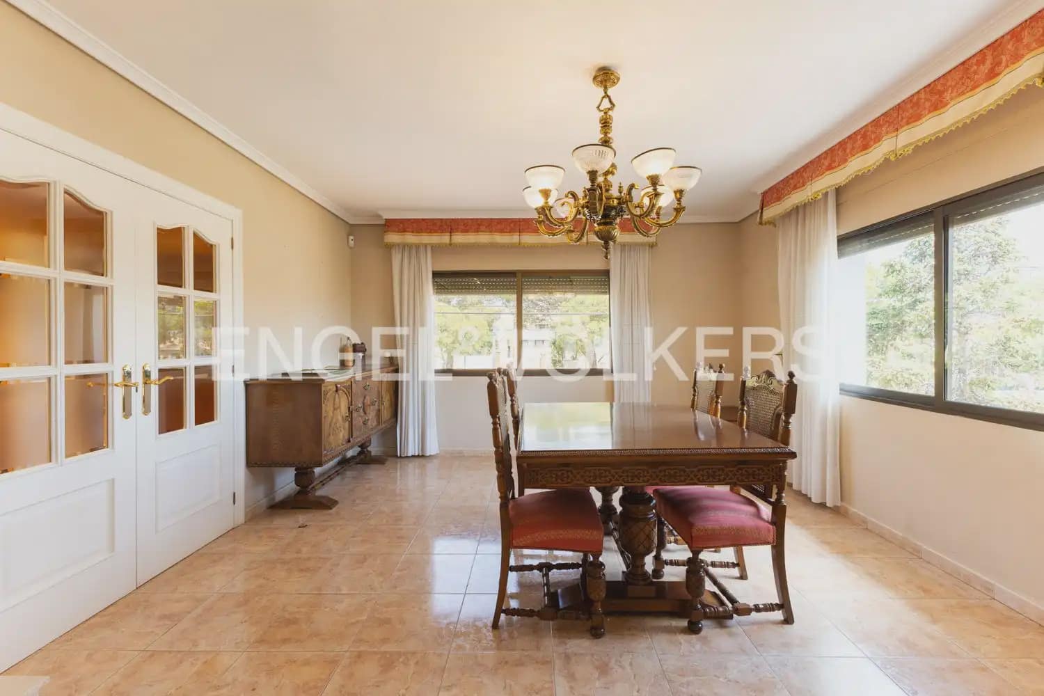 6 bedroom Villa for sale in Torrent with garage - € 720,000 (Ref: 9921338)