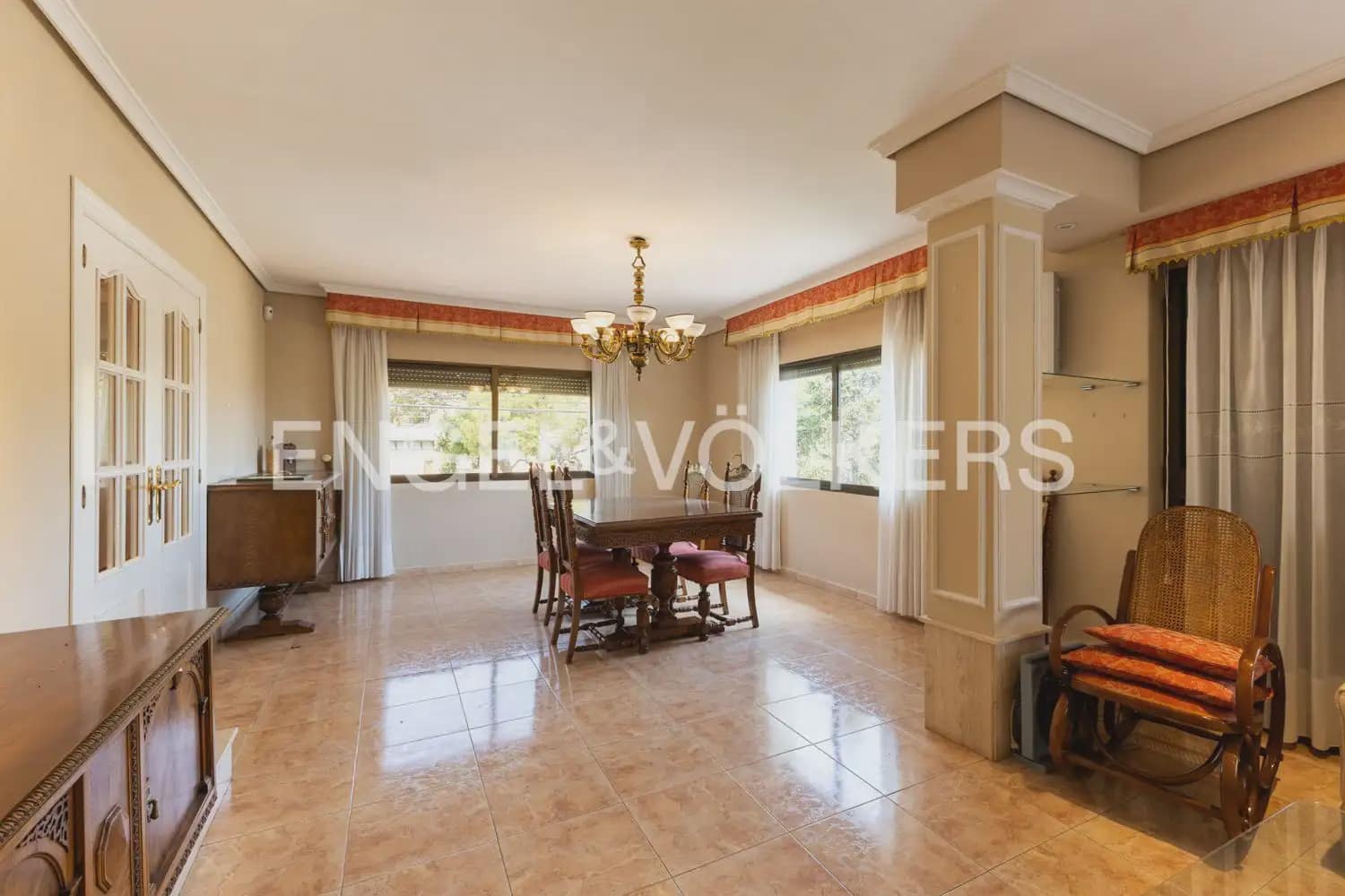 6 bedroom Villa for sale in Torrent with garage - € 720,000 (Ref: 9921338)