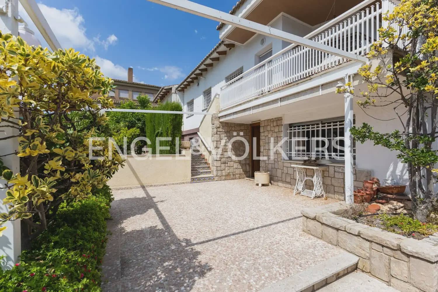 6 bedroom Villa for sale in Torrent with garage - € 720,000 (Ref: 9921338)