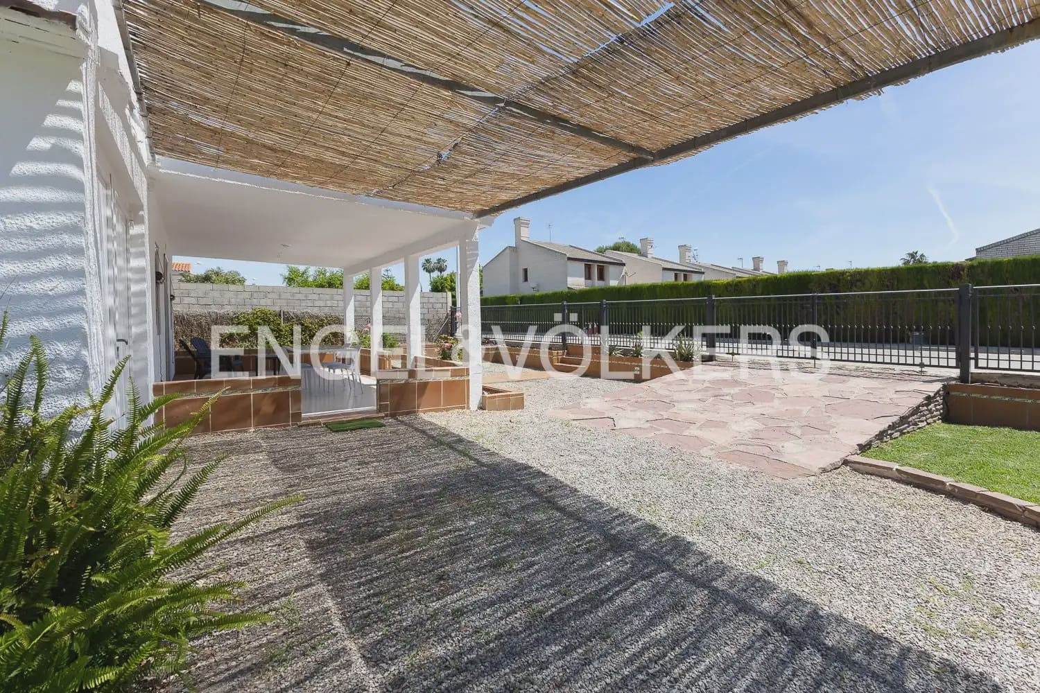 3 slaapkamer Bungalow te huur in Sagunto / Sagunt met garage - € 2.000 (Ref: 9921339)