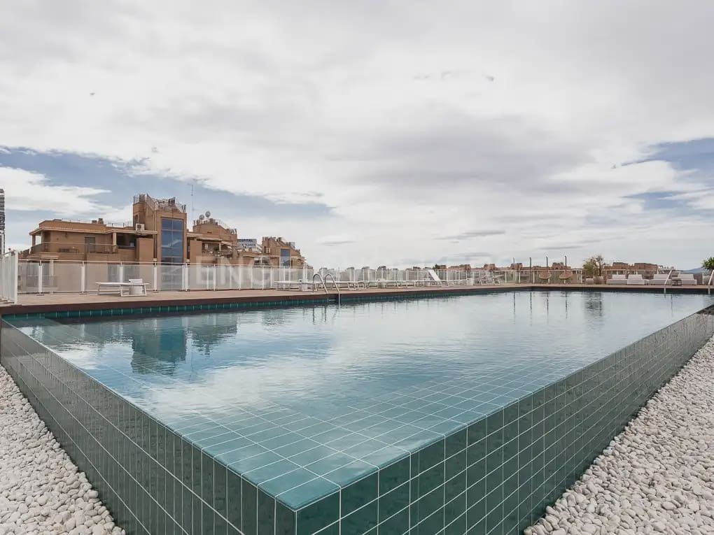 Appartement de 1 chambre à louer à Valence ville avec piscine garage - 1 600 € (Ref: 9925029)