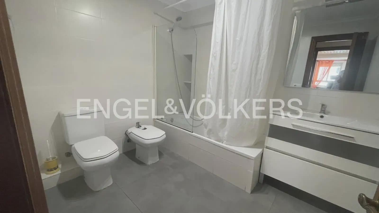 4 sovrum Lägenhet att hyra i Valencia stad - 1 600 € (Ref: 9925030)