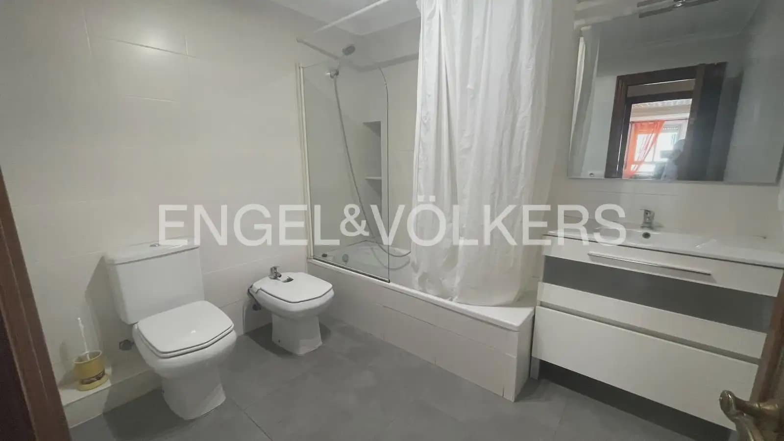 4 sovrum Lägenhet att hyra i Valencia stad - 1 600 € (Ref: 9925030)