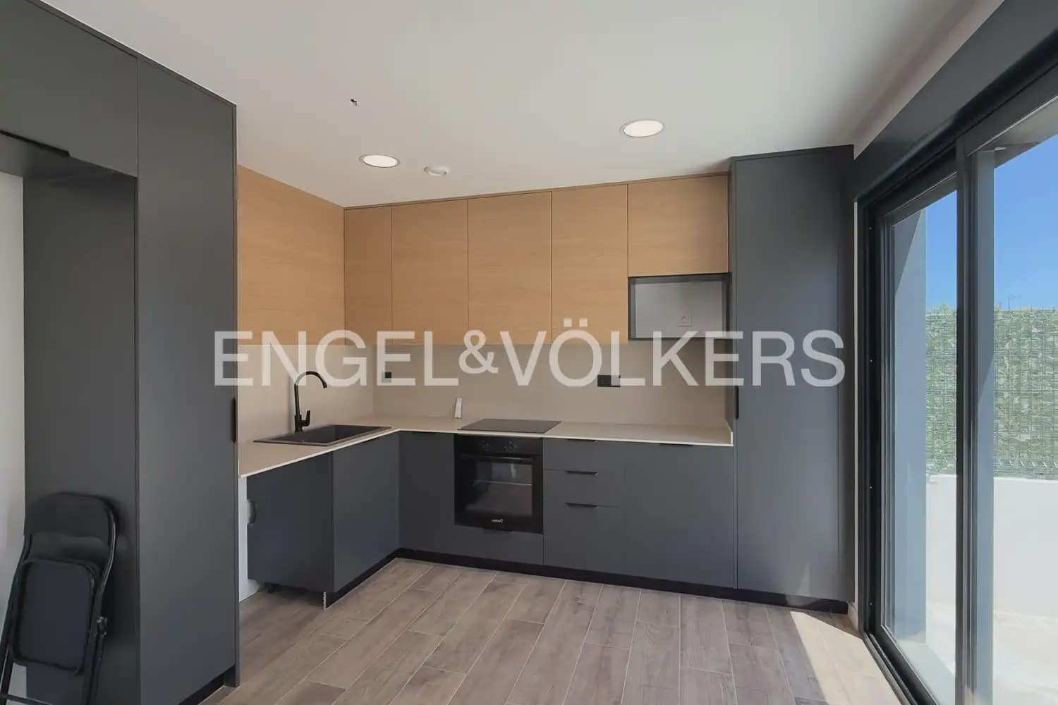2 sypialnia Willa do wynajęcia w Serra z basenem garażem - 1 500 € (Ref: 9925033)