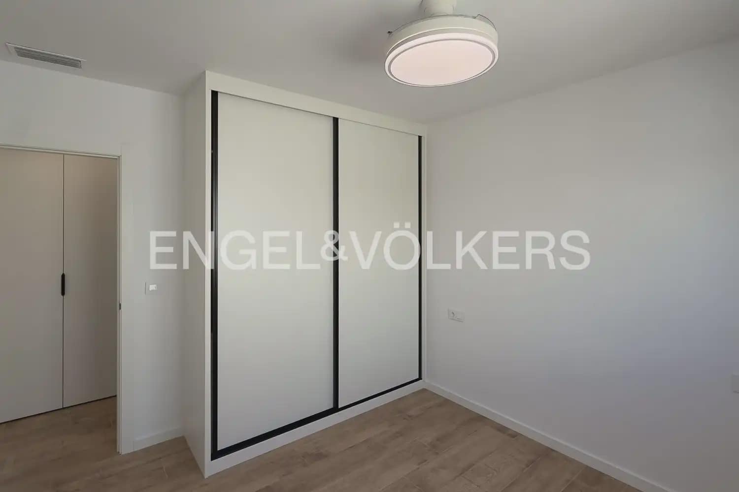 2 sypialnia Willa do wynajęcia w Serra z basenem garażem - 1 500 € (Ref: 9925033)