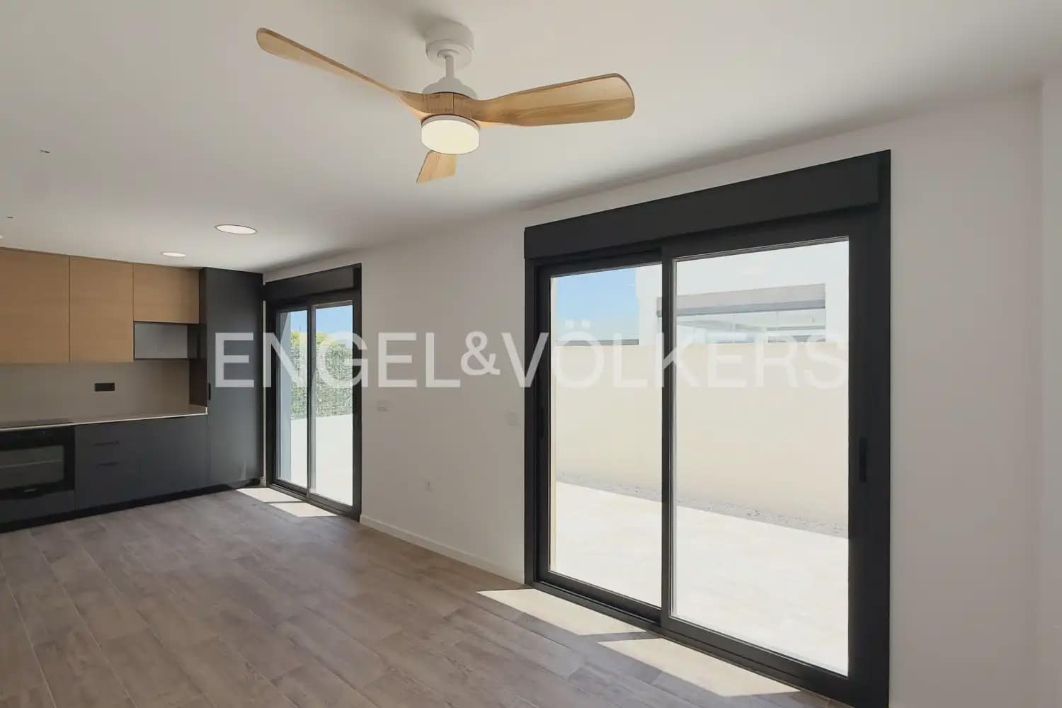 2 sypialnia Willa do wynajęcia w Serra z basenem garażem - 1 500 € (Ref: 9925033)