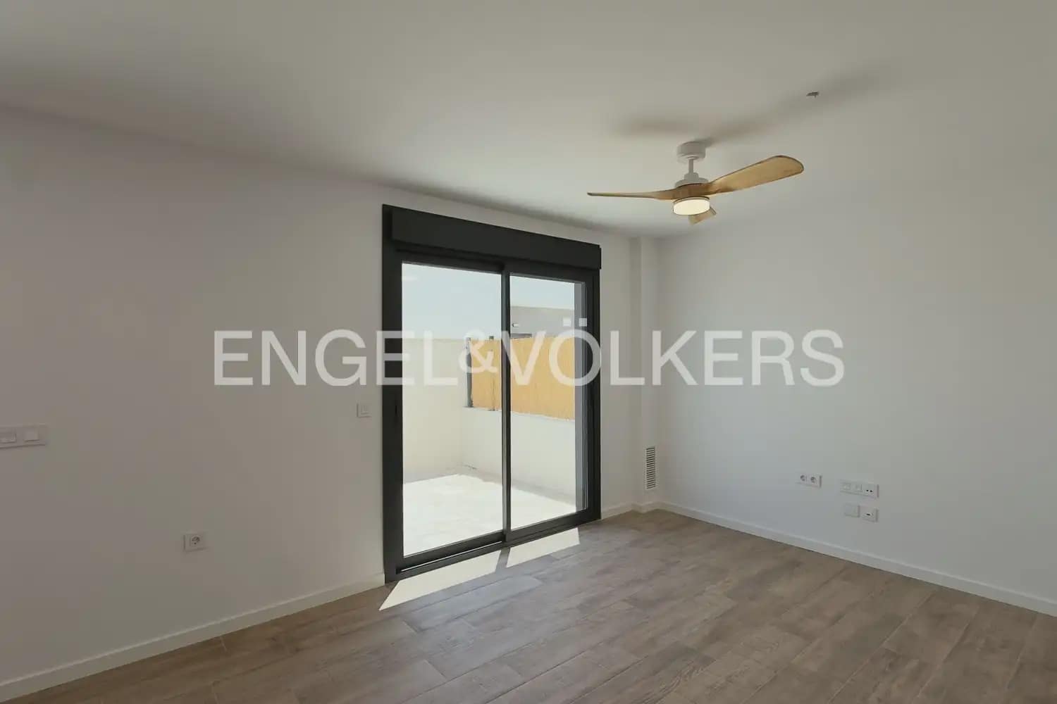2 sypialnia Willa do wynajęcia w Serra z basenem garażem - 1 500 € (Ref: 9925033)