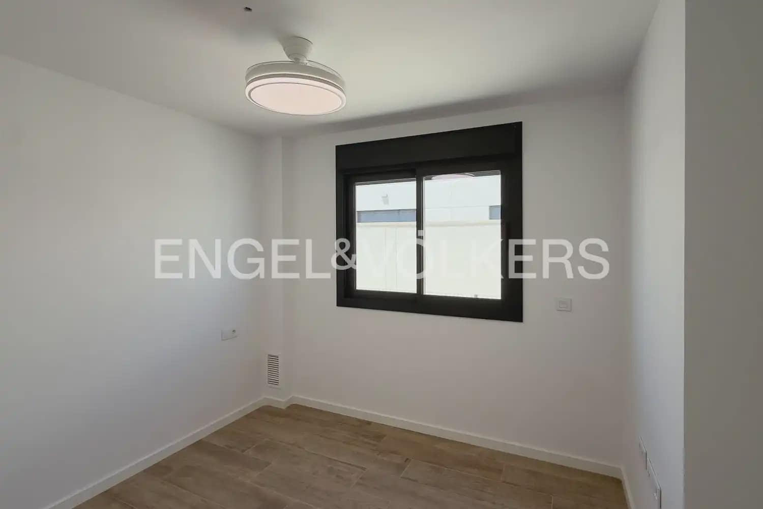 2 sypialnia Willa do wynajęcia w Serra z basenem garażem - 1 500 € (Ref: 9925033)