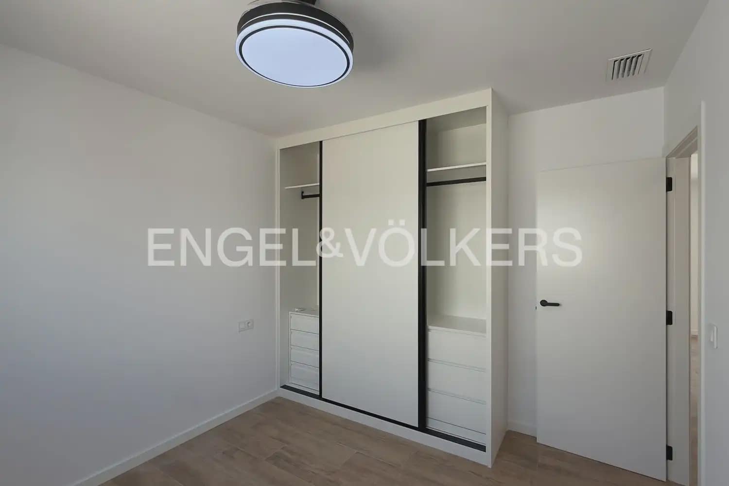 2 sypialnia Willa do wynajęcia w Serra z basenem garażem - 1 500 € (Ref: 9925033)