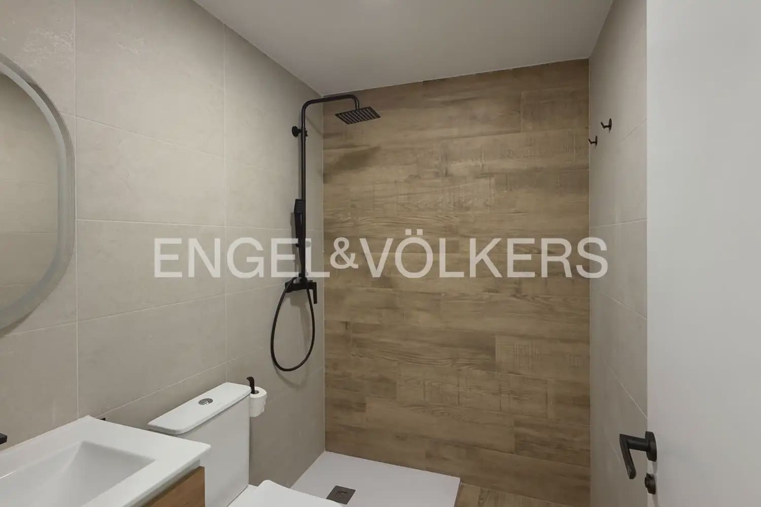 2 sypialnia Willa do wynajęcia w Serra z basenem garażem - 1 500 € (Ref: 9925033)