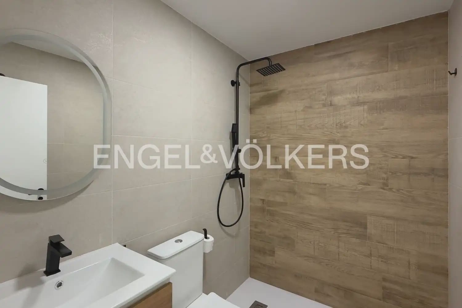 2 sypialnia Willa do wynajęcia w Serra z basenem garażem - 1 500 € (Ref: 9925033)