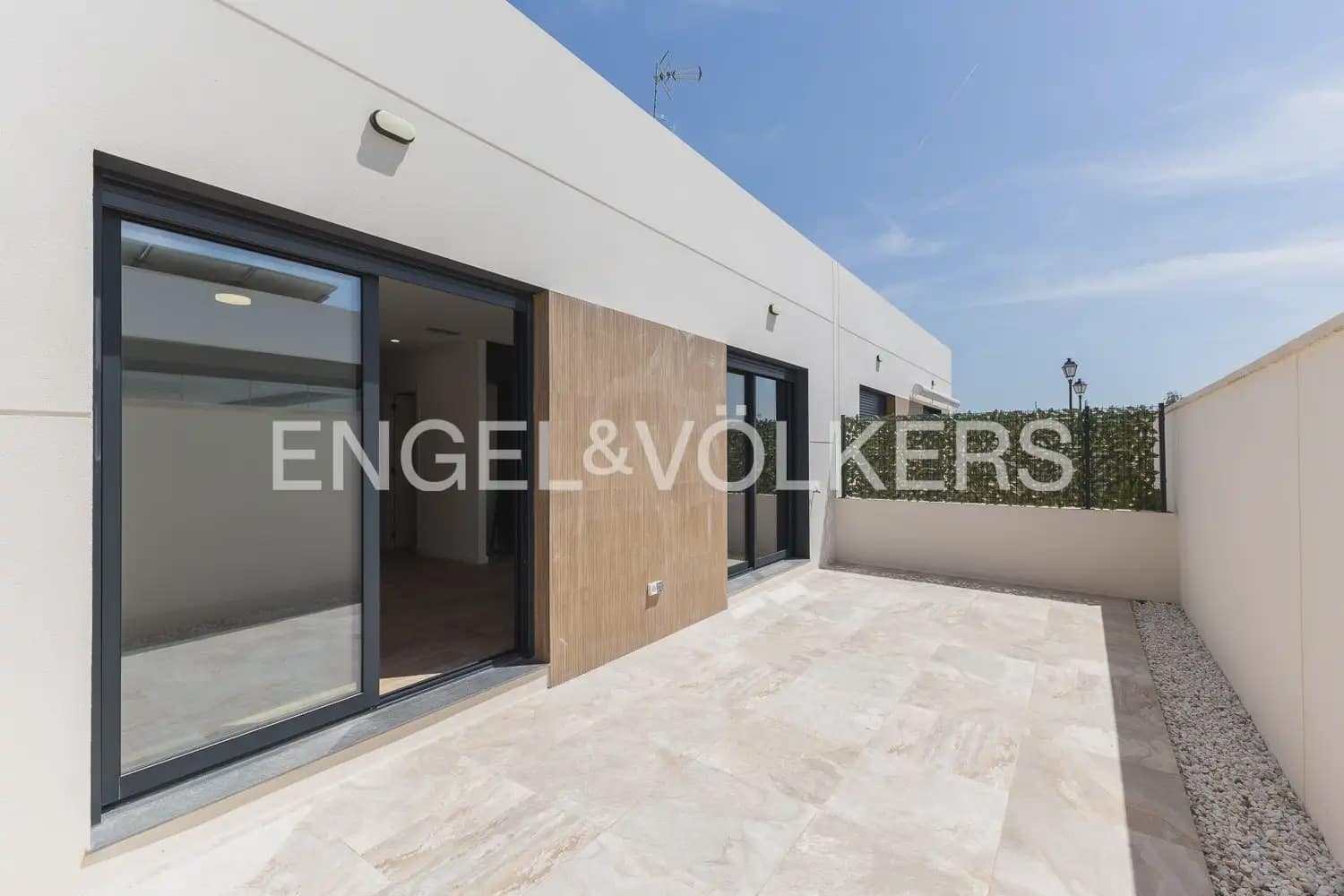 2 bedroom Villa for rent in Serra with pool garage - € 1,500 (Ref: 9925033)