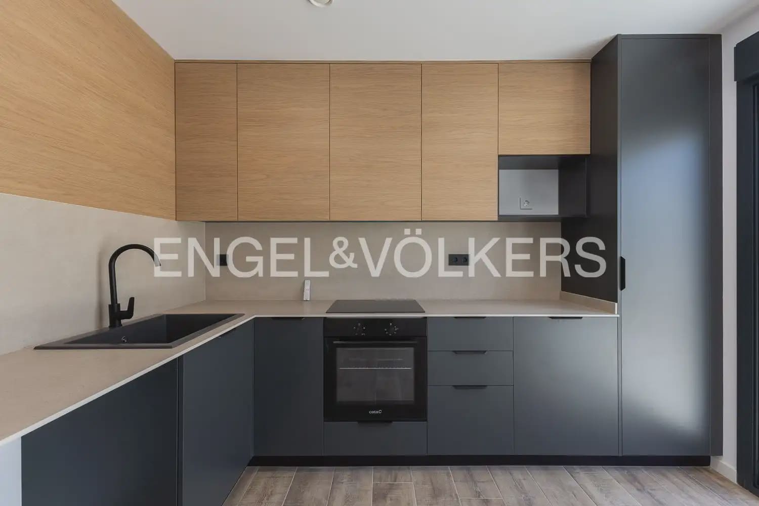 2 bedroom Villa for rent in Serra with pool garage - € 1,500 (Ref: 9925033)
