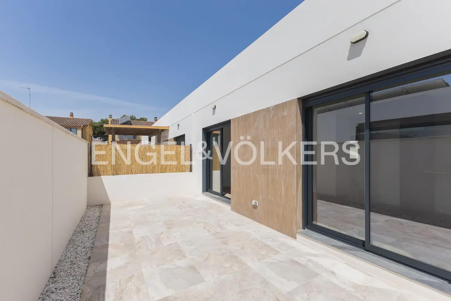 2 bedroom Villa for rent in Serra with pool garage - € 1,500 (Ref: 9925033)