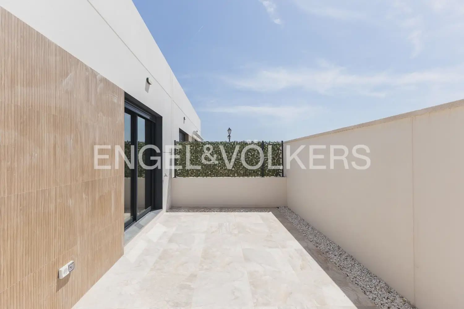 2 bedroom Villa for rent in Serra with pool garage - € 1,500 (Ref: 9925033)