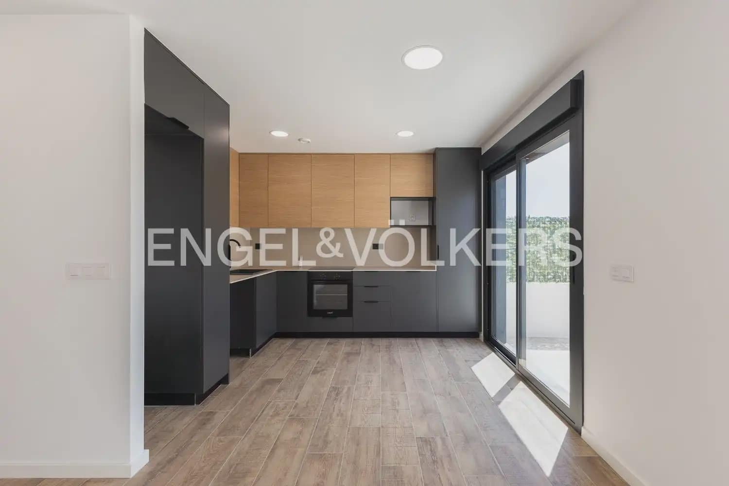 2 bedroom Villa for rent in Serra with pool garage - € 1,500 (Ref: 9925033)