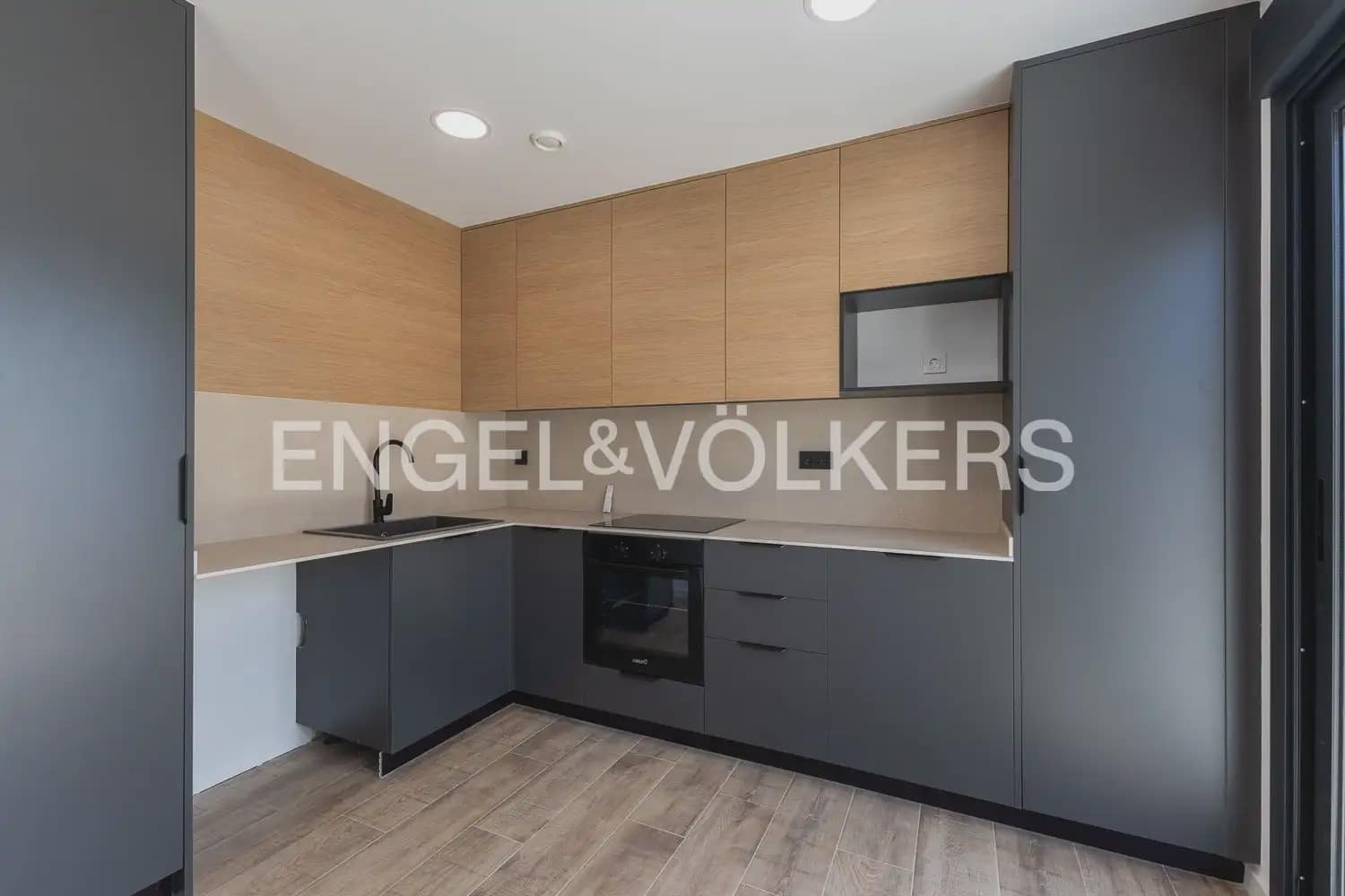 2 bedroom Villa for rent in Serra with pool garage - € 1,500 (Ref: 9925033)