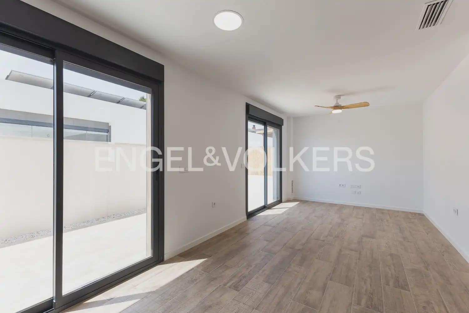 2 bedroom Villa for rent in Serra with pool garage - € 1,500 (Ref: 9925033)