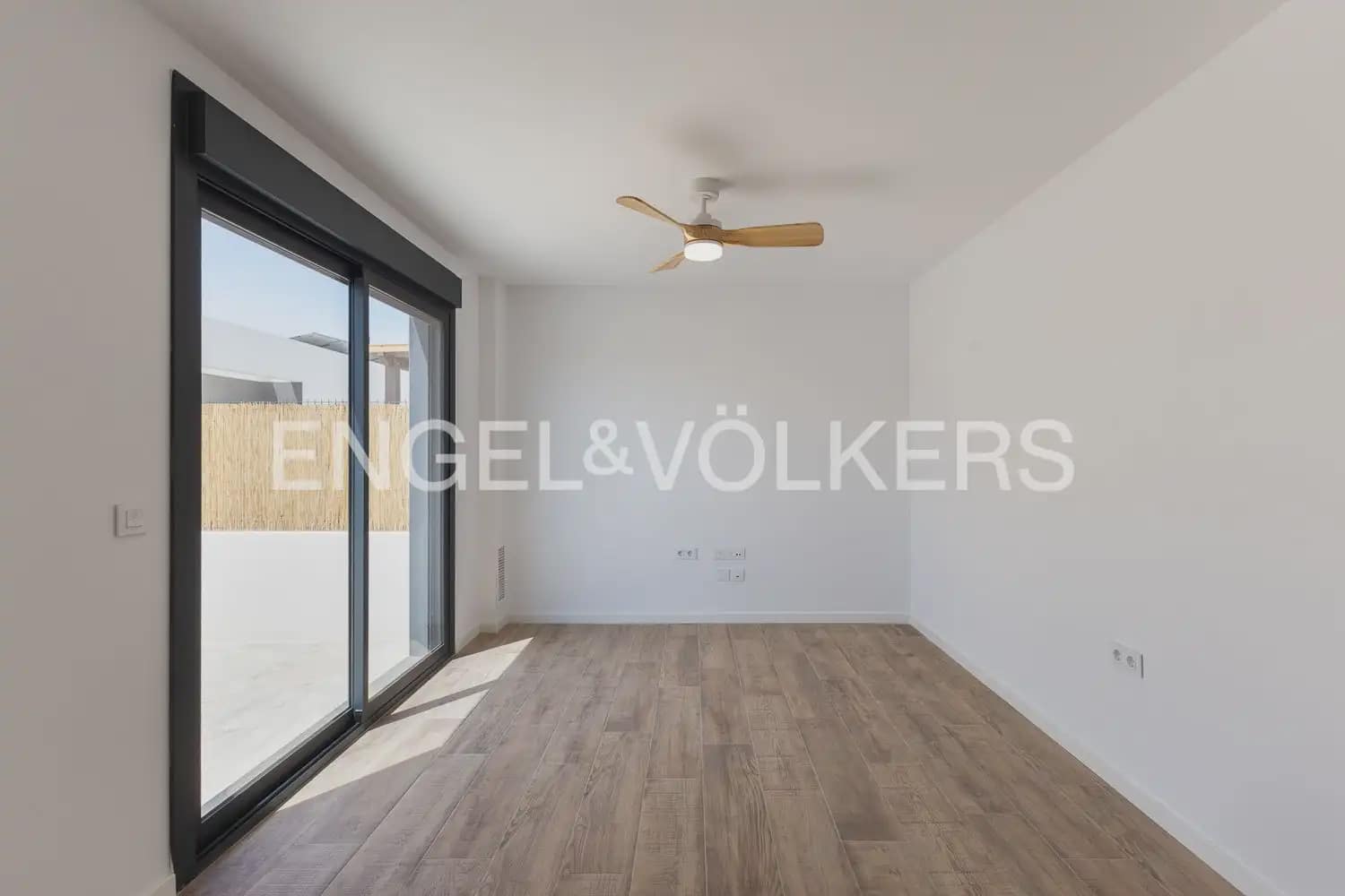 2 bedroom Villa for rent in Serra with pool garage - € 1,500 (Ref: 9925033)