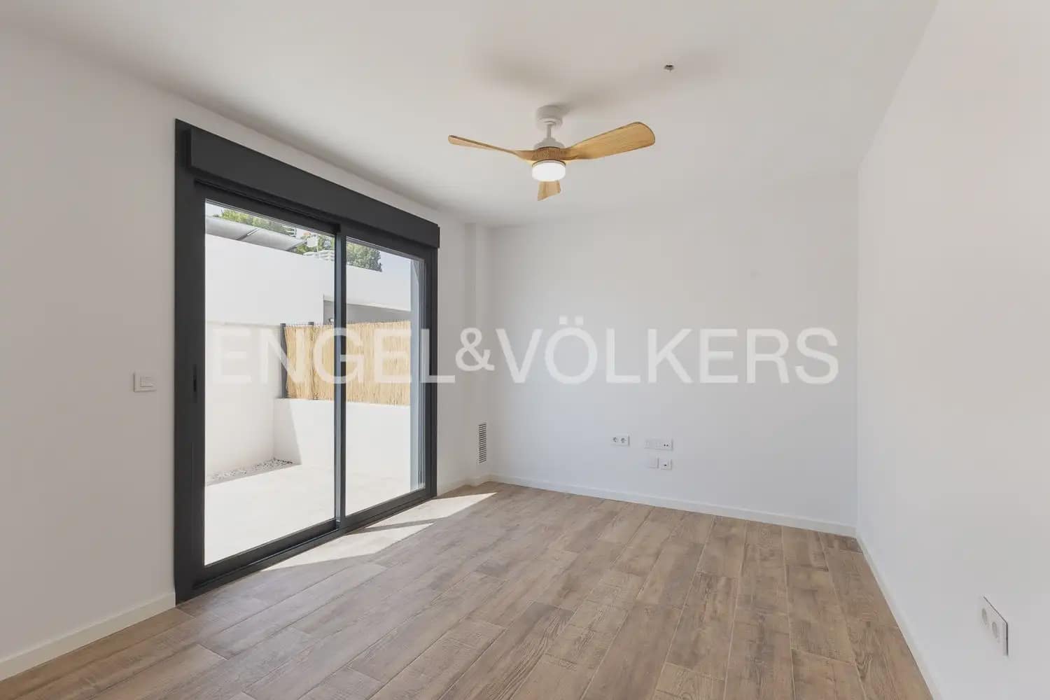 2 bedroom Villa for rent in Serra with pool garage - € 1,500 (Ref: 9925033)
