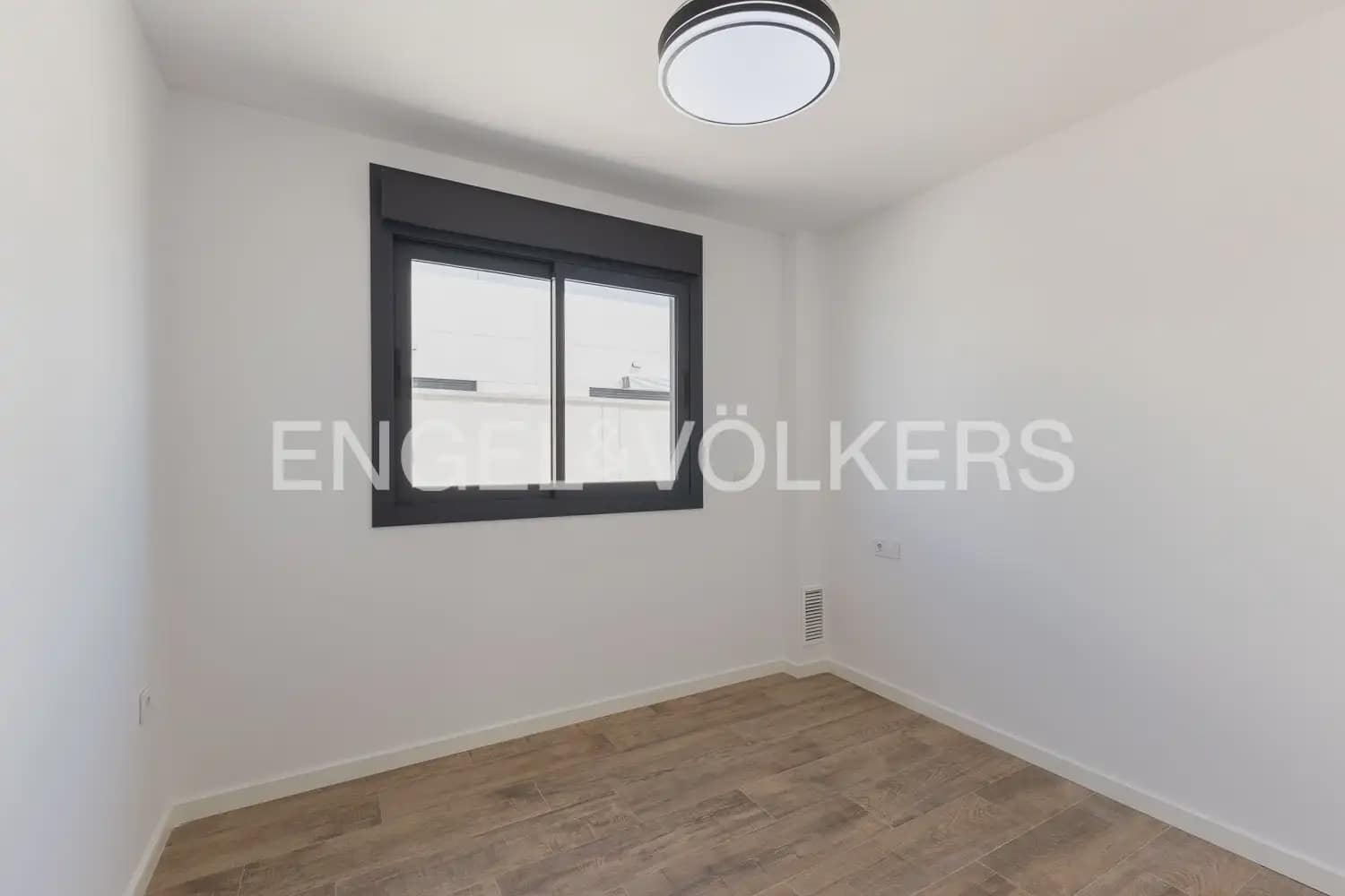 2 bedroom Villa for rent in Serra with pool garage - € 1,500 (Ref: 9925033)
