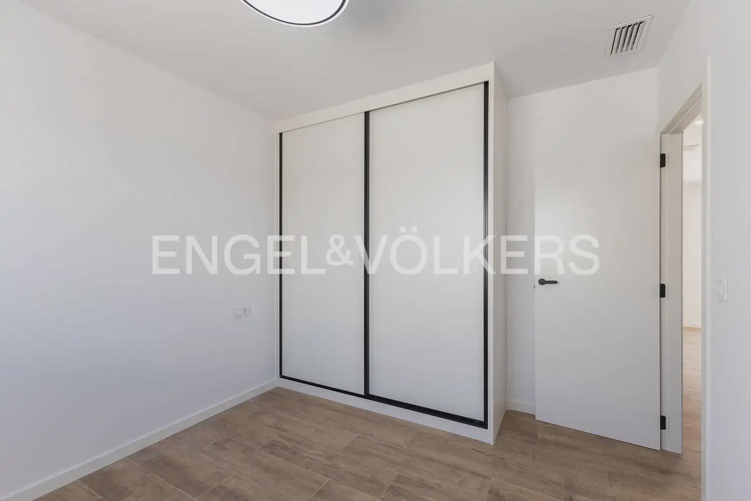 2 bedroom Villa for rent in Serra with pool garage - € 1,500 (Ref: 9925033)