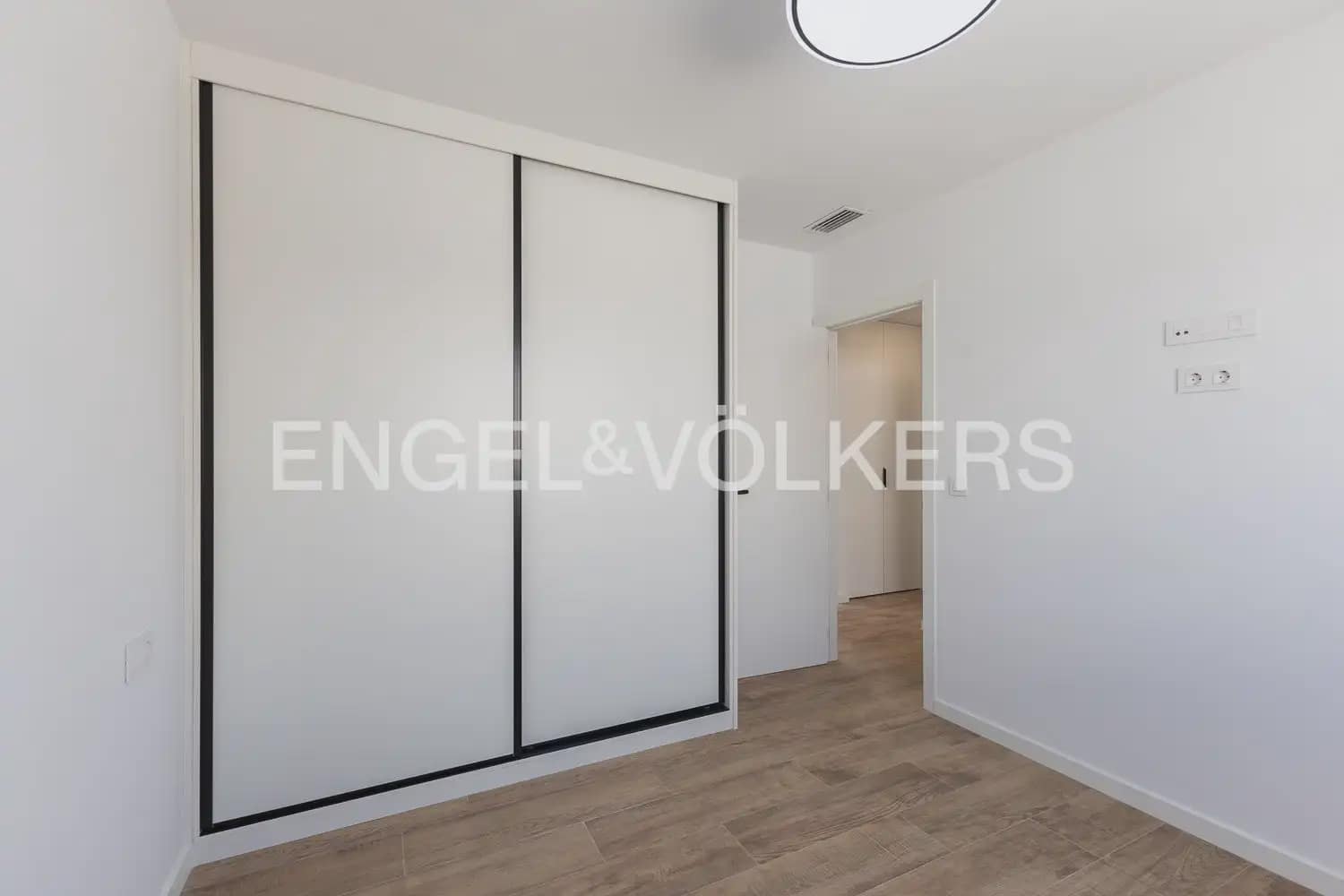 2 bedroom Villa for rent in Serra with pool garage - € 1,500 (Ref: 9925033)