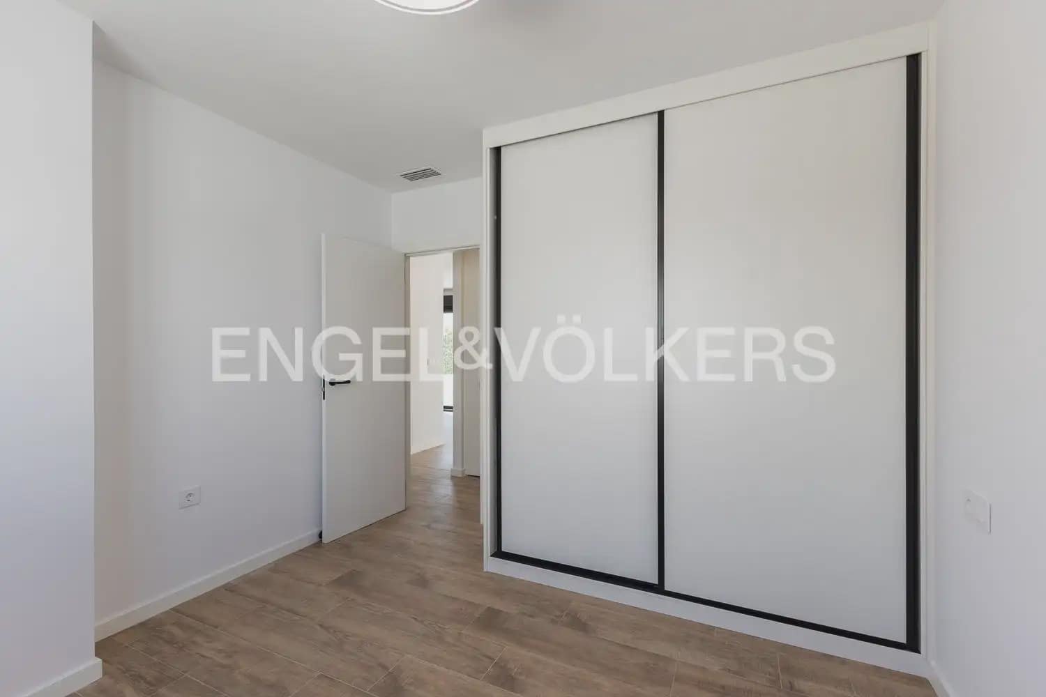 2 bedroom Villa for rent in Serra with pool garage - € 1,500 (Ref: 9925033)
