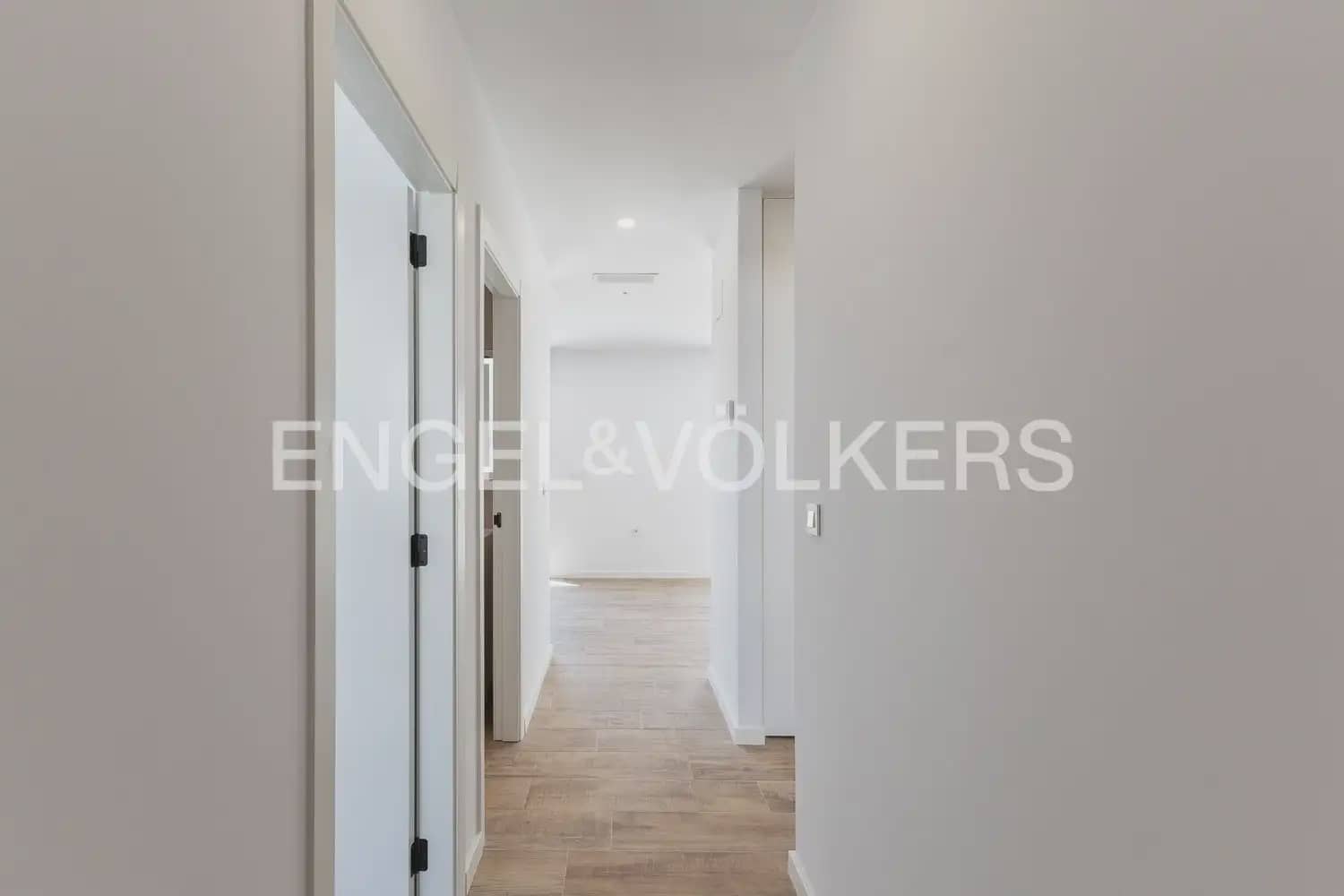 2 bedroom Villa for rent in Serra with pool garage - € 1,500 (Ref: 9925033)