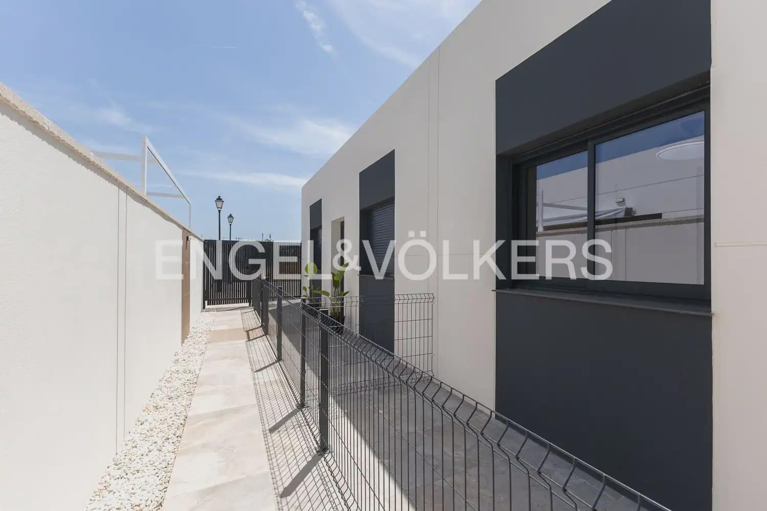 2 bedroom Villa for rent in Serra with pool garage - € 1,500 (Ref: 9925033)