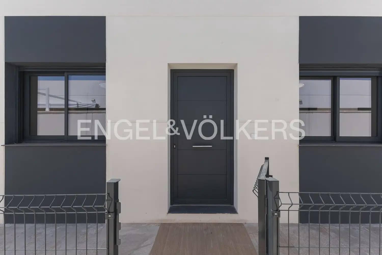 2 bedroom Villa for rent in Serra with pool garage - € 1,500 (Ref: 9925033)